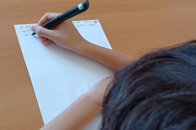 La penna sensorizzata scrive su carta penna