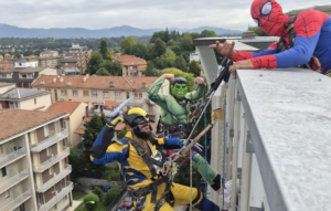 Varese. SuperEroiAcrobatici si sono calati dal tetto dell’ospedale
