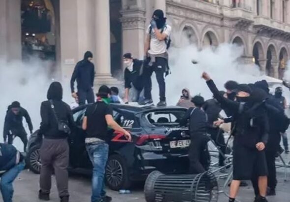 Milano. Scioperi. Vetrine distrutte